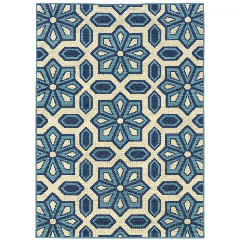 4' X 6' Geometric Stain Resistant Outdoor / Indoor Area Rug - Ivory / Blue