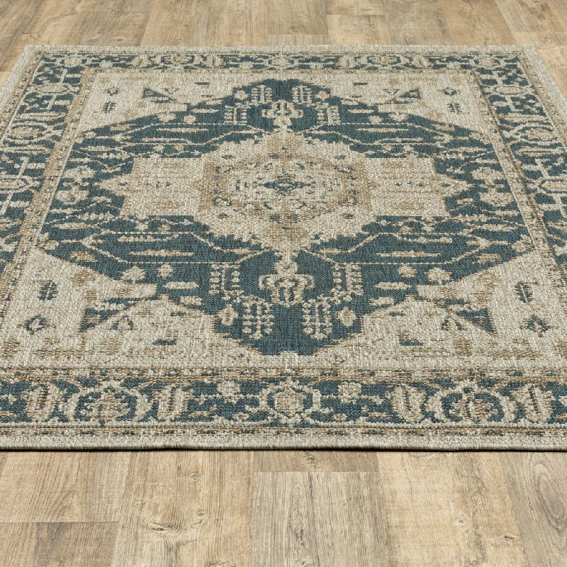 7' X 9' Oriental Stain Resistant Indoor / Outdoor Area Rug - Gray